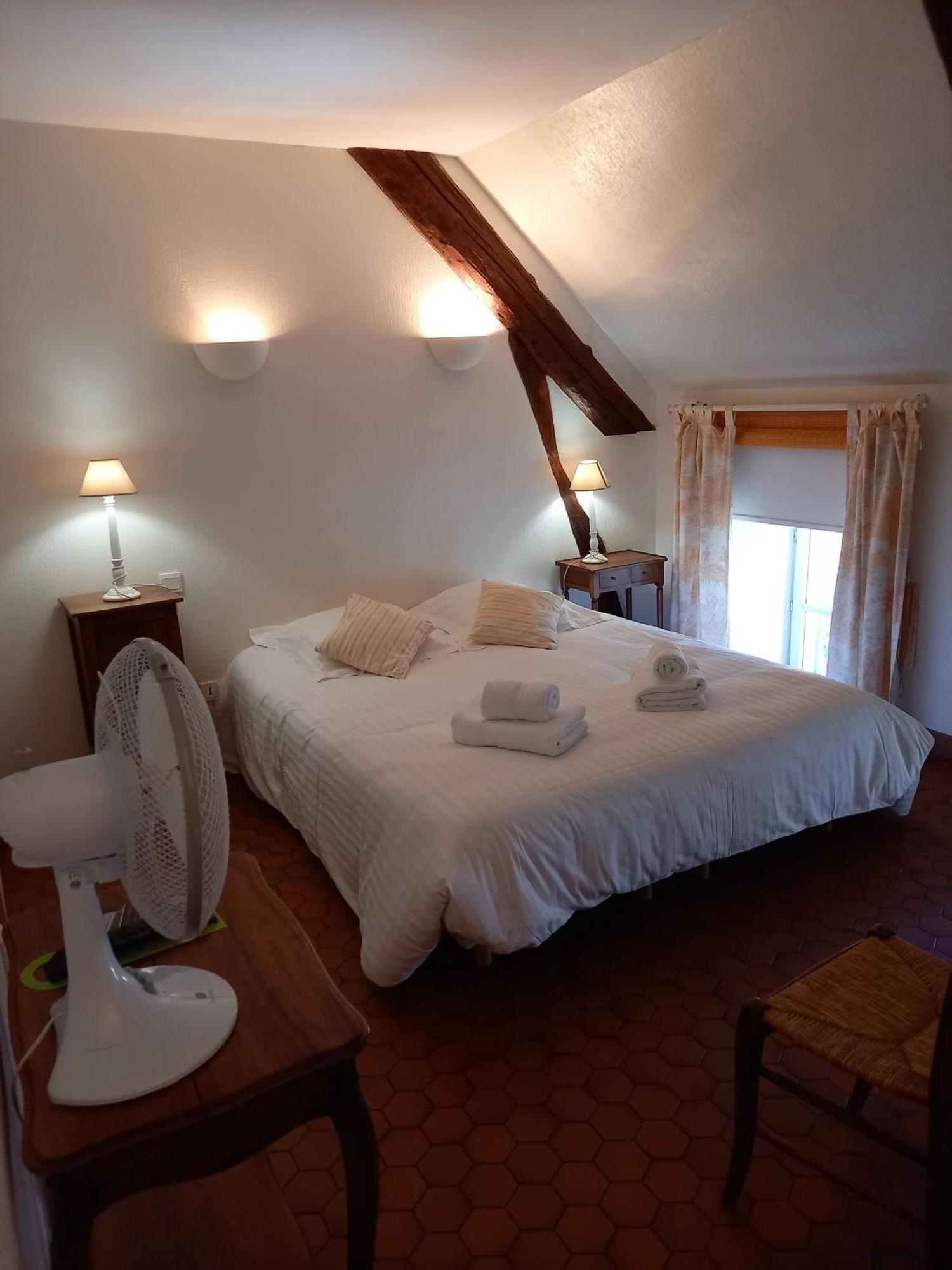 Hotel De La Halle Nolay  객실 사진