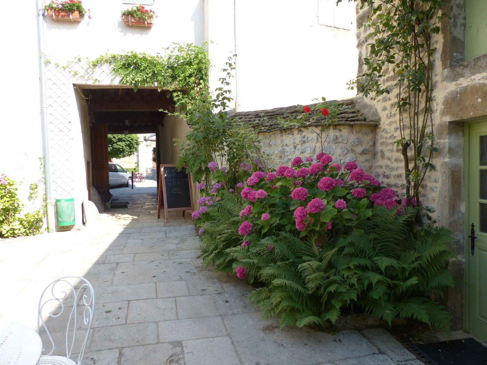 Hotel De La Halle Nolay  외부 사진